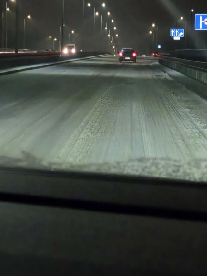 Skute lodem chodniki, ulice i... samochody. Trudny poranek dla kierowców w Lesznie