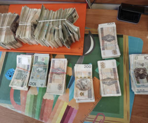 Chciał uciec z torbą wypchaną pieniędzmi. Oszust zatrzymany na gorącym uczynku