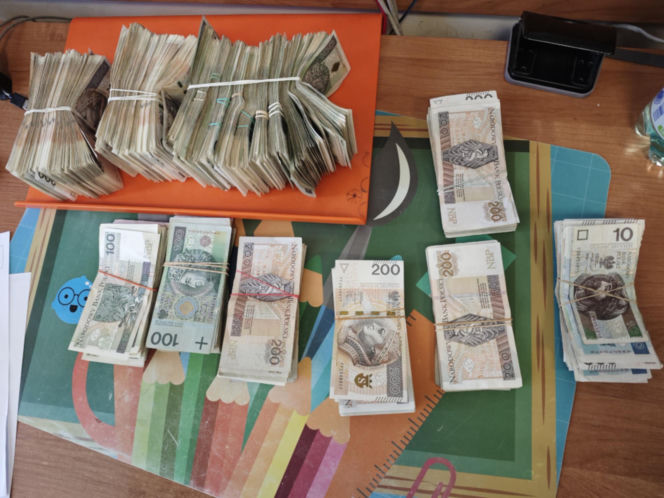 Chciał uciec z torbą wypchaną pieniędzmi. Oszust zatrzymany na gorącym uczynku