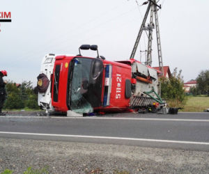 Poważny wypadek z udziałem wozu strażackiego na DK44 w gminie Oświęcim [ZDJĘCIA]