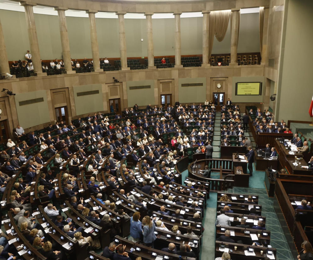 Widok z góry na salę obrad Sejmu wypełnioną posłami. O decyzjach w sprawie akcyzy na cydr przeczytasz w Eska.