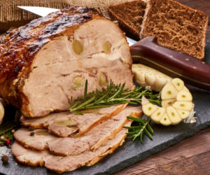 Smaczny schab karkowy szpikowany czosnkiem: przepis na pieczeń idealną