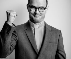 Dawid Ogrodnik jako ksiądz Jan Kaczkowski