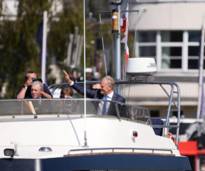 Święto Wojska Polskiego. Donald Tusk na jachcie w Gdyni.