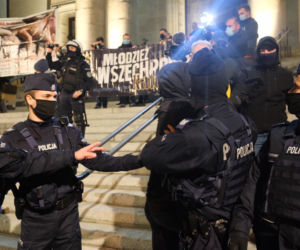 Strajk kobiet w Katowicach. Policja użyła gazu. Są zatrzymania [ZDJĘCIA]