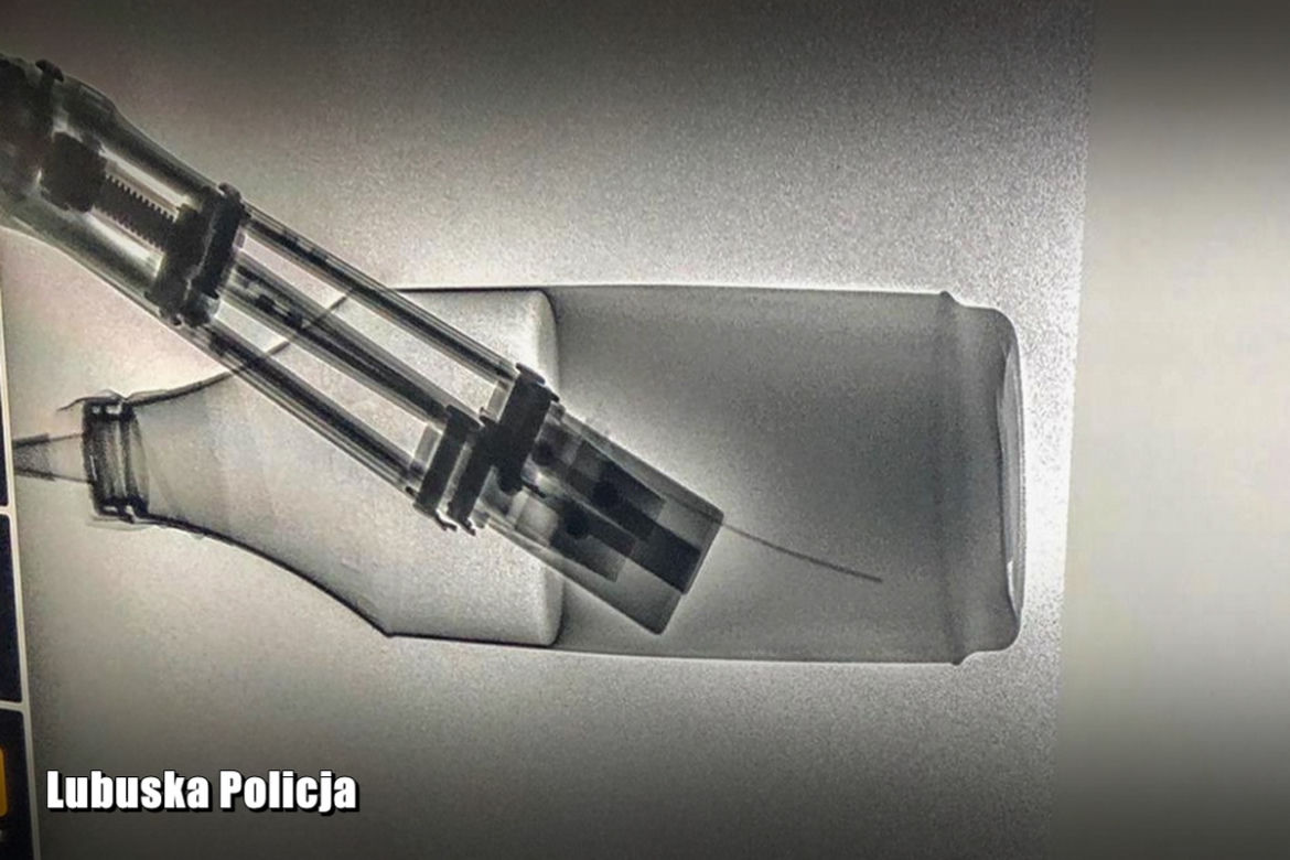 Zatrzymał byłą dziewczynę na środku ulicy i wyjął broń! W jego aucie był ładunek wybuchowy. Szok w Sulechowie [ZDJĘCIA].