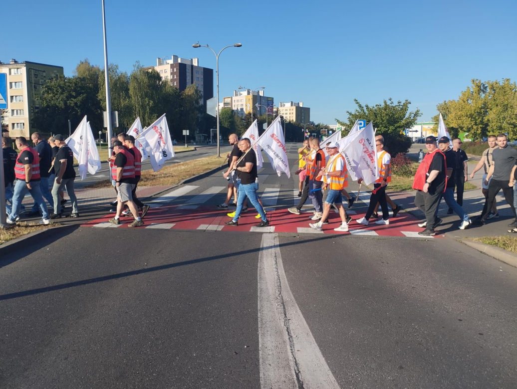 Protest górników w Jastrzębiu-Zdroju. Blokują kluczowe rondo i główne drogi