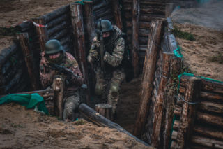 Ukraińscy żołnierze przechodzą intensywne szkolenia