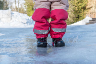 Suszysz buty na kaloryferze? To błąd! Zobacz, jak ekspresowo i bez szkody osuszyć śniegowce