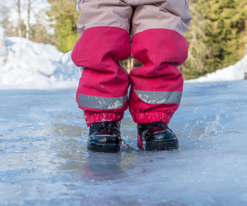 Suszysz buty na kaloryferze? To błąd! Zobacz, jak ekspresowo i bez szkody osuszyć śniegowce