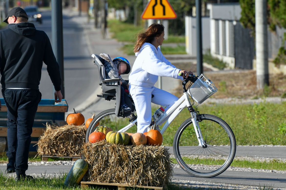 Dziecko Glinki usnęło na rowerze 