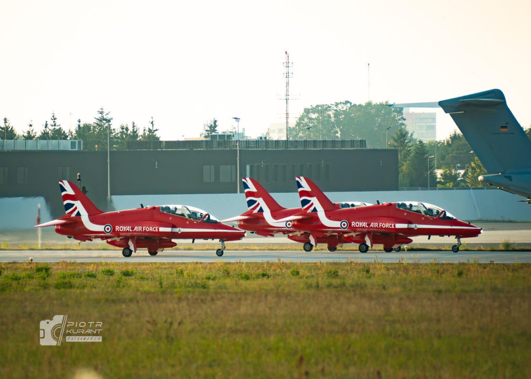 Wzruszający gest pilotów odlatujących z Radomia. Polska flaga na niebie dla „Slaba”