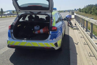 Jechał rowerem po drodze ekspresowej! Podróż do Leszna przerwali policjanci