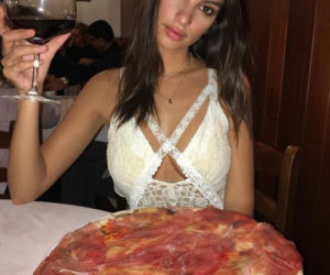 Emily Ratajkowski ma idalny biust, bo je pizzę!
