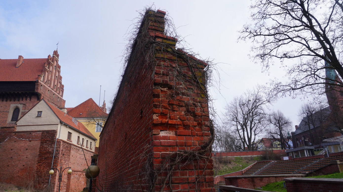W Olsztynie były trzy bramy obronne. Z niektórych pozostały tylko ruiny