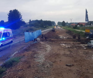 Podlaskie. Mercedes utknął w glinie. Strażacy musieli odkopać kierowcę