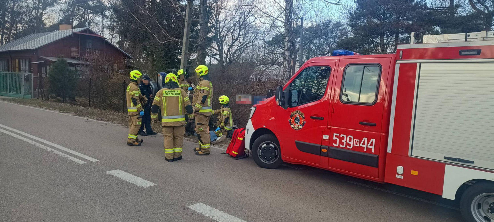 Jechali motocyklem z koszem. Uderzyli w betonowy słup. Pilna akcja służb
