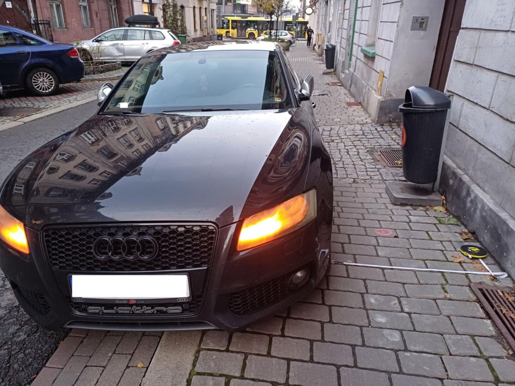 Tak parkują "miszczowie parkowania" z Katowic. Strażnicy miejscy rozkładają ręce 