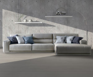 Szara, narożna sofa w minimalistycznym salonie