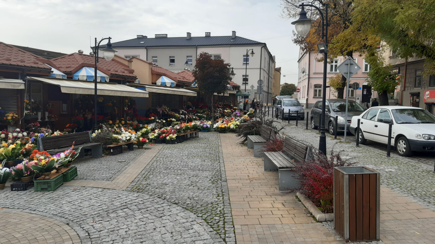 Znicze i kwiaty - sprzedawcy liczą straty
