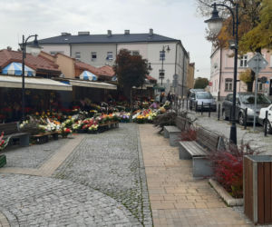 Znicze i kwiaty - sprzedawcy liczą straty