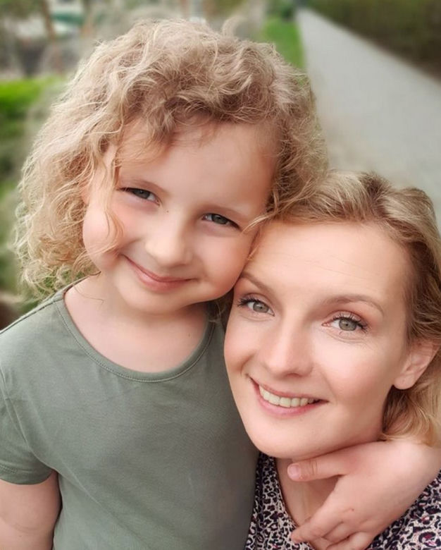 Hania Nowosielska (Pola z M jak miłość) i jej prawdziwa mama Ewelina Kudeń-Nowosielska (Weronika Stępień)