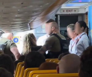 Awantura na pokładzie samolotu! Film z Polkami wywołał burzę. Panna młoda i jej koleżanki wyprowadzone z pokładu