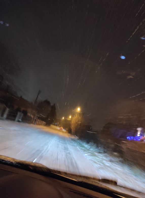 Śnieżyca w Śląskiem. Koszmarne warunki na drogach [ZDJĘCIA]
