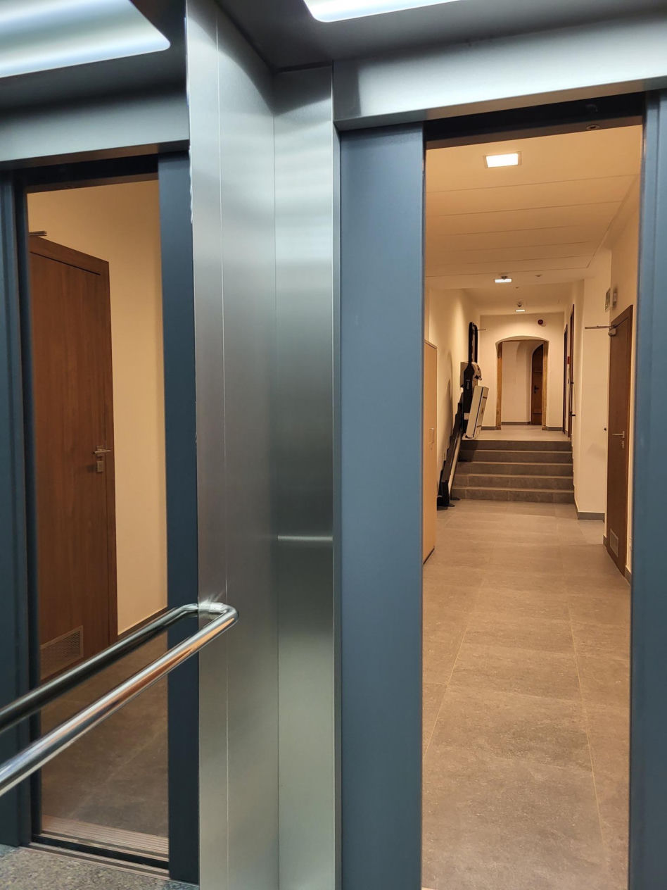 Pałac Sobieszów po remoncie – winda na ekspozycję
