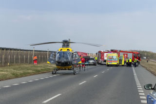 Horror na krajowej 50. Ciężarówka wylądowała w rowie, dwie osoby wyleciały przez przednią szybę!