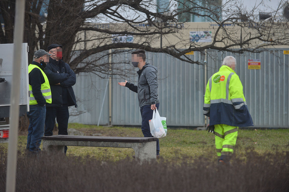 Wypadek na Gocławiu. Mężczyzna uwięziony w aucie! 