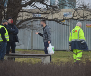 Wypadek na Gocławiu. Mężczyzna uwięziony w aucie! 