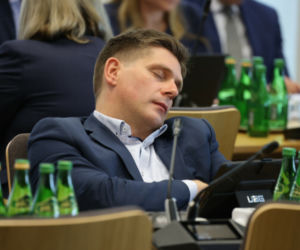 Poseł Bartosz Kownacki śpi w czasie posiedzenia komisji sejmowej