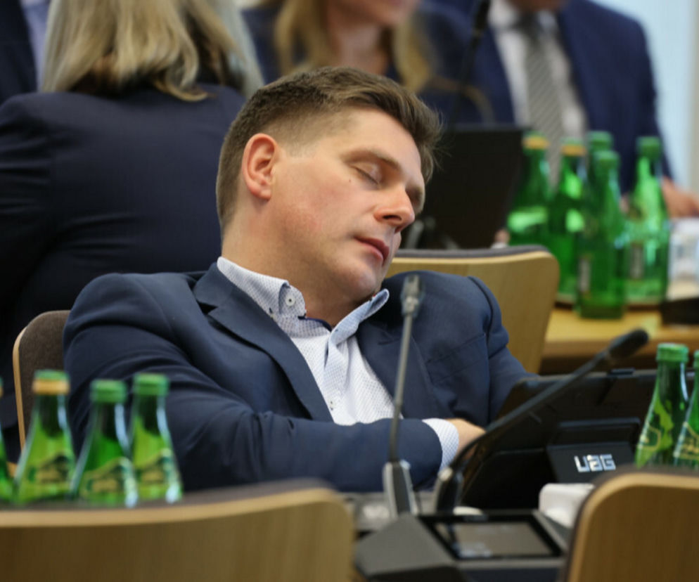 Poseł Bartosz Kownacki śpi w czasie posiedzenia komisji sejmowej