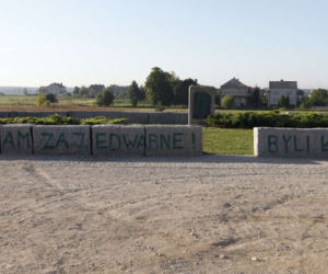 Zniszczony pomnik w Jedwabnym