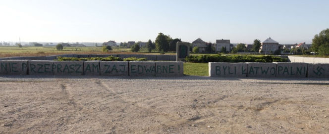 Zniszczony pomnik w Jedwabnym