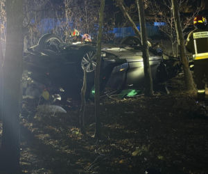 24-latek dachował Audi aż wypadł silnik! Przez cztery powiaty uciekał przed policją