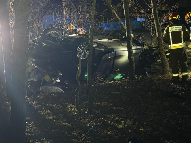 24-latek dachował Audi aż wypadł silnik! Przez cztery powiaty uciekał przed policją