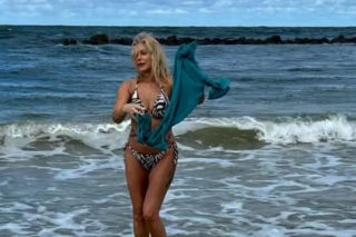 Szał na plaży nad Bałtykiem. Ewa z Sanatorium miłości zrzuciła ubrania. Co za figura w bikini!