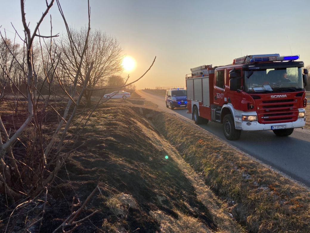 Pożar trawy w Zaczarniu. Nie żyje mężczyzna