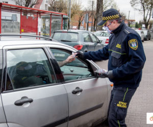 Obowiązkowe maseczki. Kto może liczyć na darmową maseczkę? Dziesiątki tysięcy zamówiły samorządy