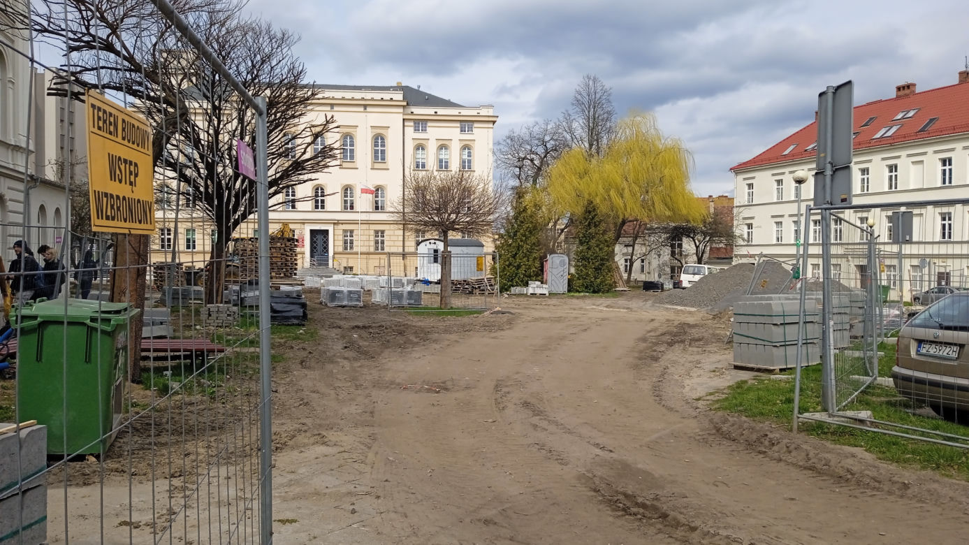 Modernizacja placu Słowiańskiego w Zielonej Górze. Jak przebiegają prace?