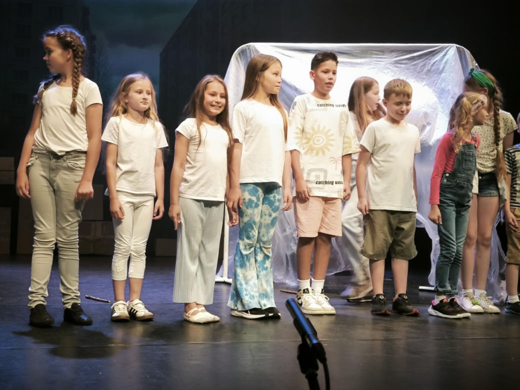 Spektakl na zakończenie warsztatów teatralnych w Teatrze Miejskim w Lesznie 