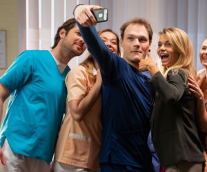 Na dobre i na złe odc. 842. Agata (Emilia Komarnicka-Klynstra), Szczepan (Kamil Kula), Tomasz Jacyno (Antoni Sałaj), Dagmara (Maryla Morydz)