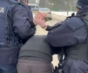 Handlowali ludźmi i narkotykami! Jedna z ofiar zdołała uciec. Zatrzymano 22 osoby