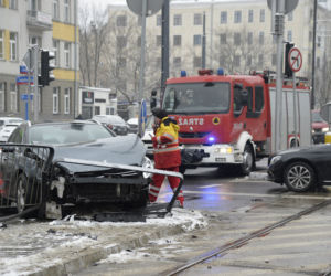 Warszawa. Wypadek na skrzyżowaniu ulic: alei Solidarności i ulicy Jagielońskiej.