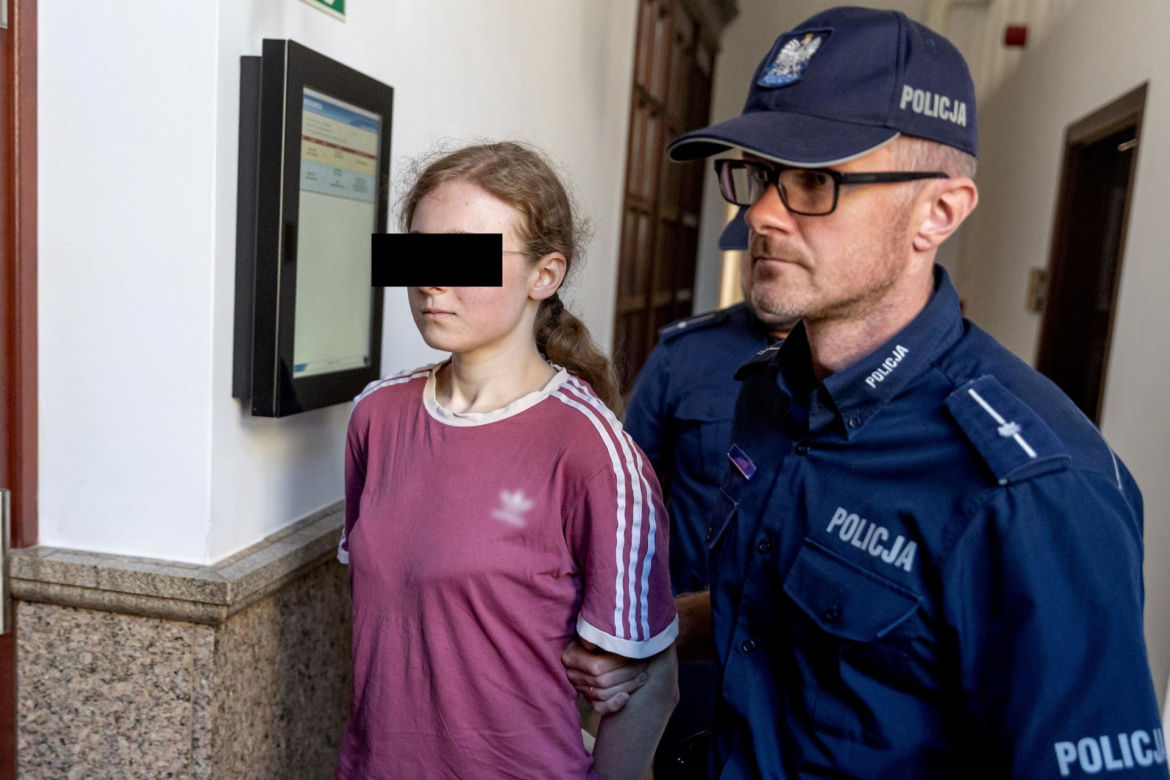 Podeszła do babci, przytuliła i dźgnęła ją nożem. Ruszył proces 19-letniej Antoniny