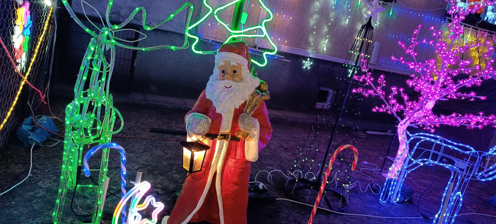 Świateczna iluminacja na jednej z posesji na Starych Bielanach 2024