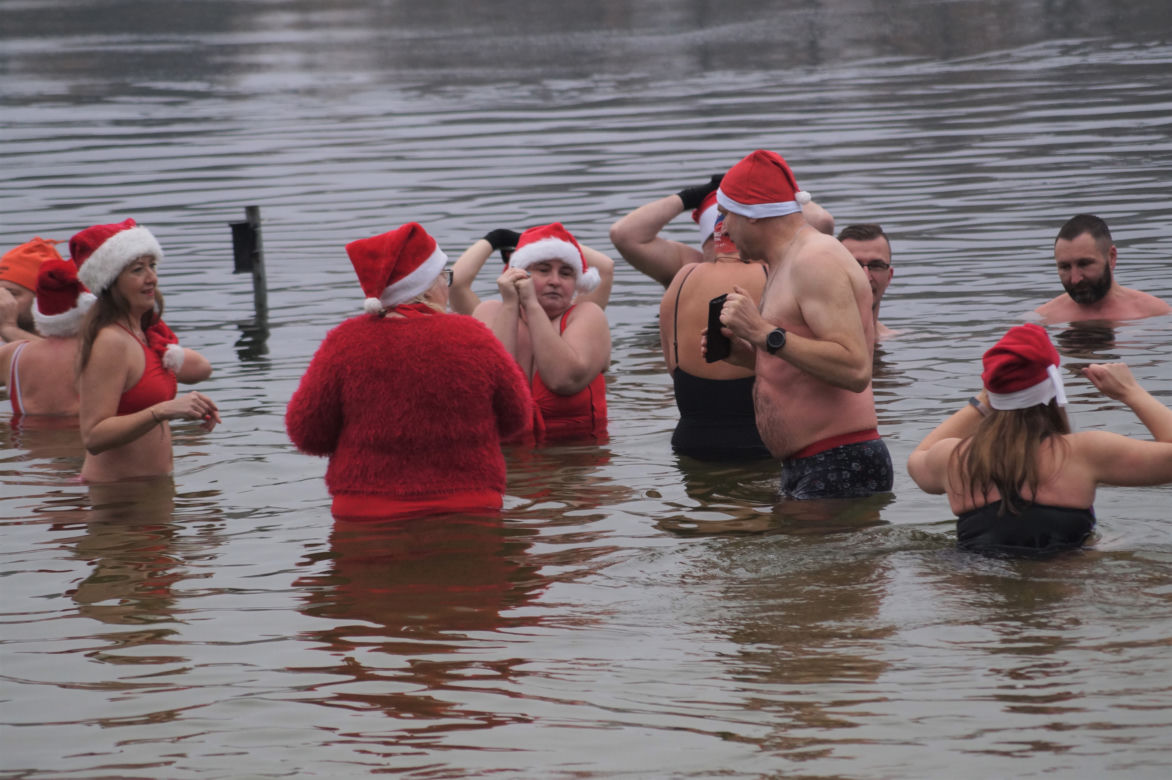 Mikołajkowe morsowanie w podbydgoskich Pieckach [ZDJĘCIA]