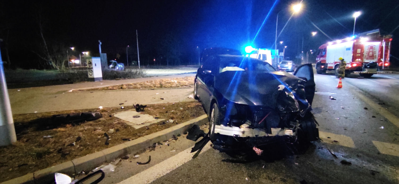 Potworne zderzenie toyoty z BMW w Piasecznie. Pogotowie zabrało rannego